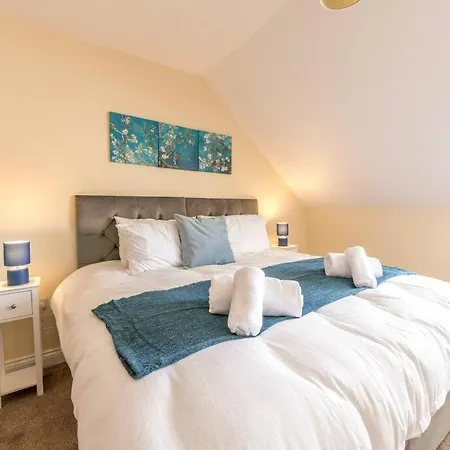 Luxury 3 Bed House, 8 People, With Street Parking! Bristol