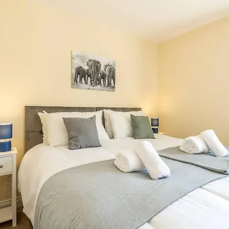 Luxury 3 Bed House, 8 People, With Street Parking! * Bristol