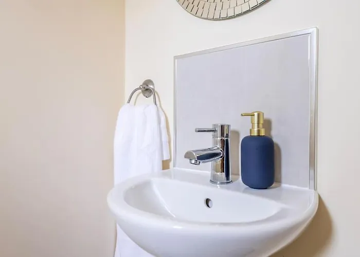 Luxury 3 Bed House, 8 People, With Street Parking! Prázdninový dům *