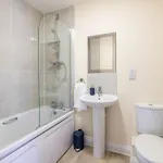 Hébergement de vacances Lovely 3 Bed House, 8 People, With Street Parking! *