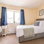 Lovely 3 Bed House, 8 People, With Street Parking! *