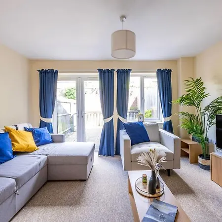 Luxury 3 Bed House, 8 People, With Street Parking! Сasa de vacaciones