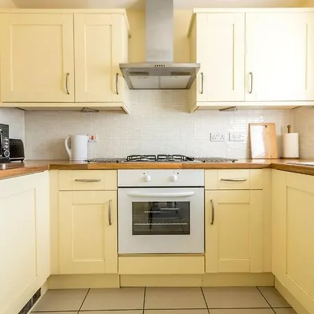 Luxury 3 Bed House, 8 People, With Street Parking! *