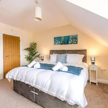 Luxury 3 Bed House, 8 People, With Street Parking! Сasa de vacaciones