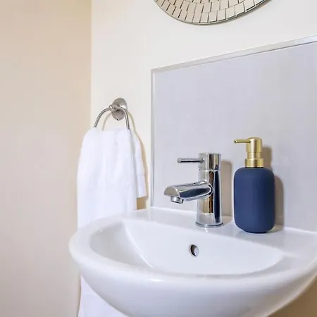 Luxury 3 Bed House, 8 People, With Street Parking! Сasa de vacaciones *