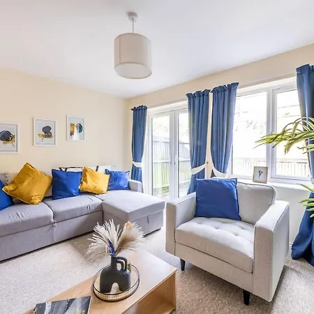 Lovely 3 Bed House, 8 People, With Street Parking! Bristol