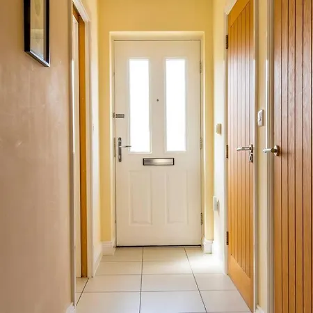 Luxury 3 Bed House, 8 People, With Street Parking! *