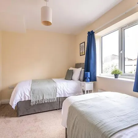 Luxury 3 Bed House, 8 People, With Street Parking! Сasa de vacaciones *