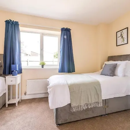 Luxury 3 Bed House, 8 People, With Street Parking! *