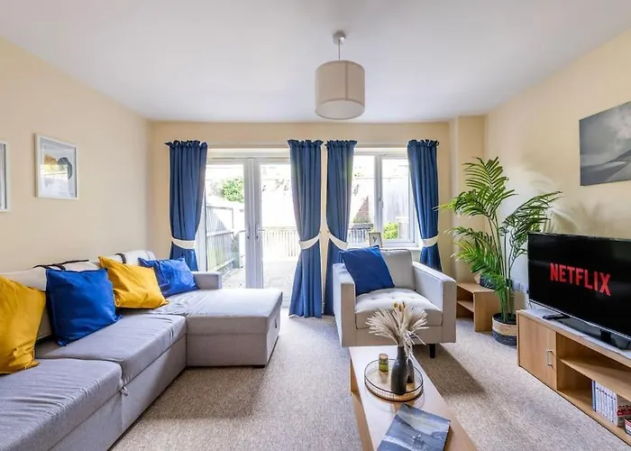 Luxury 3 Bed House, 8 People, With Street Parking! בית נופש