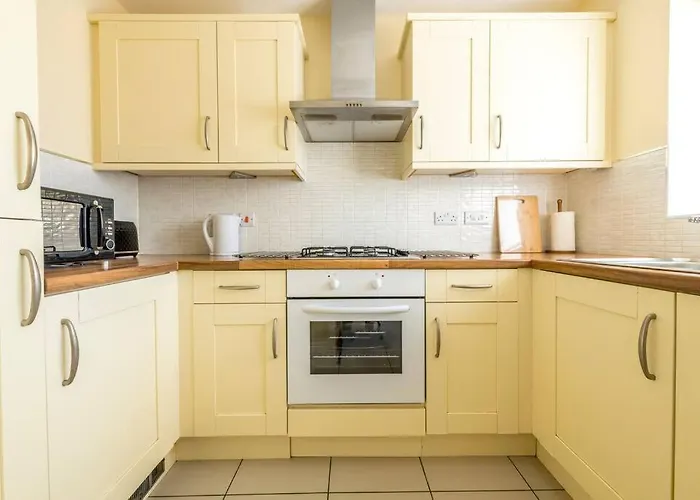 Luxury 3 Bed House, 8 People, With Street Parking! *