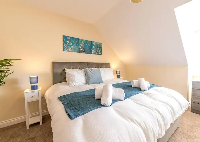 Luxury 3 Bed House, 8 People, With Street Parking! Bristol