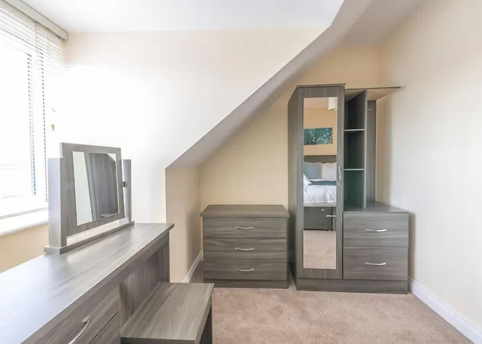 Luxury 3 Bed House, 8 People, With Street Parking! Nyaraló Bristol