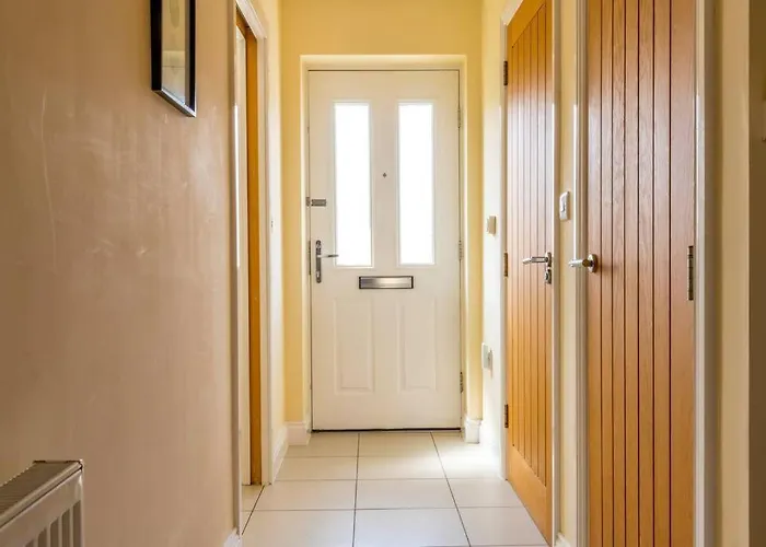 Luxury 3 Bed House, 8 People, With Street Parking! *