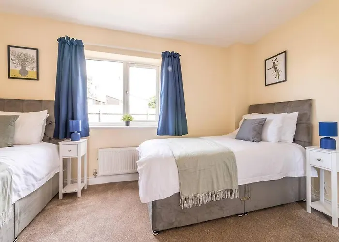 Luxury 3 Bed House, 8 People, With Street Parking! *