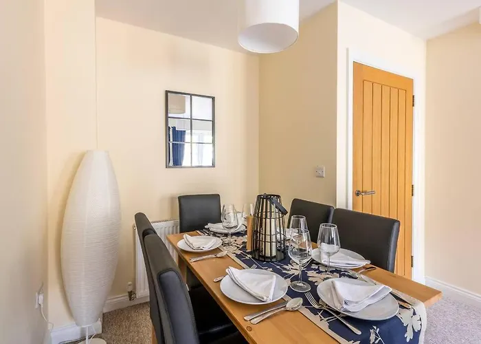 Luxury 3 Bed House, 8 People, With Street Parking! *