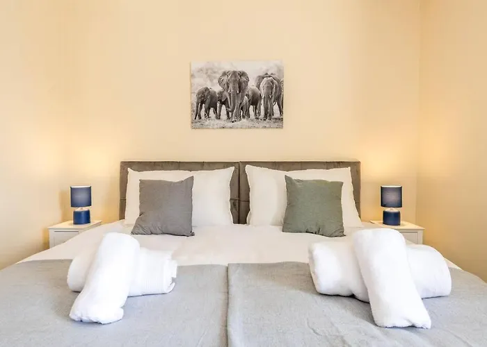 Luxury 3 Bed House, 8 People, With Street Parking! בריסטול