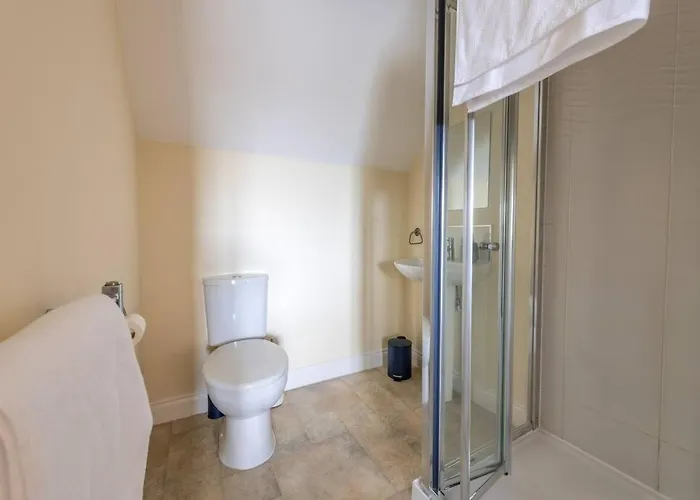 Luxury 3 Bed House, 8 People, With Street Parking! Nyaraló Bristol