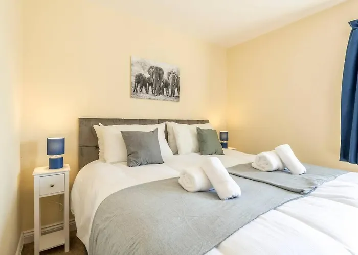 Luxury 3 Bed House, 8 People, With Street Parking! * בריסטול