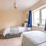 Lovely 3 Bed House, 8 People, With Street Parking! Ferienhaus *