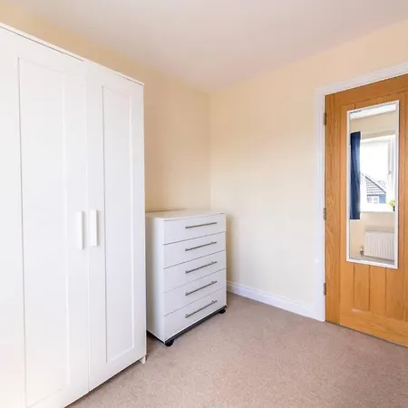 Lovely 3 Bed House, 8 People, With Street Parking! Ferienhaus *