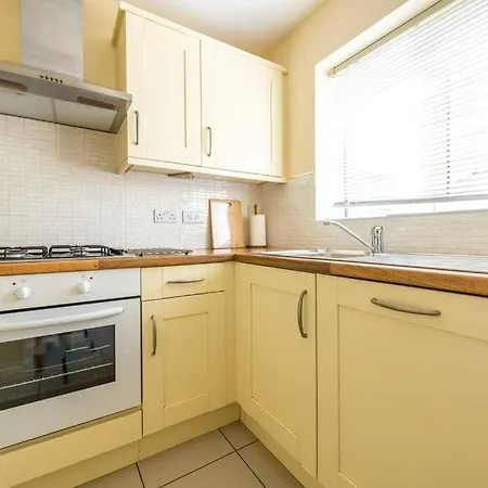 Ferienhaus Lovely 3 Bed House, 8 People, With Street Parking!