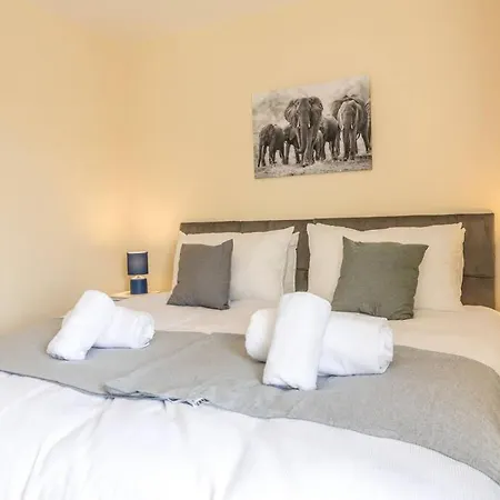 Luxury 3 Bed House, 8 People, With Street Parking! Bristol