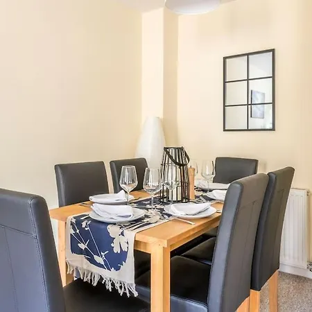 Ferienhaus Lovely 3 Bed House, 8 People, With Street Parking! *