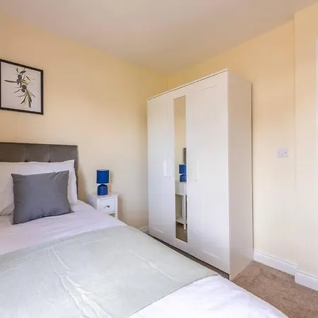 Ferienhaus Lovely 3 Bed House, 8 People, With Street Parking! *