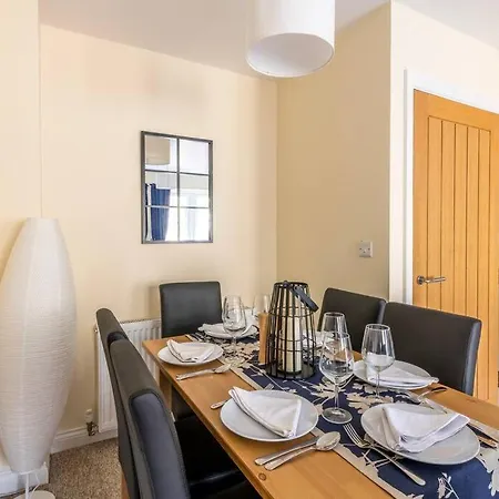 Luxury 3 Bed House, 8 People, With Street Parking! *