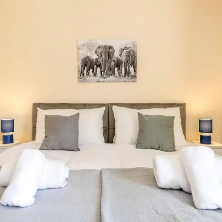 Luxury 3 Bed House, 8 People, With Street Parking! Bristol